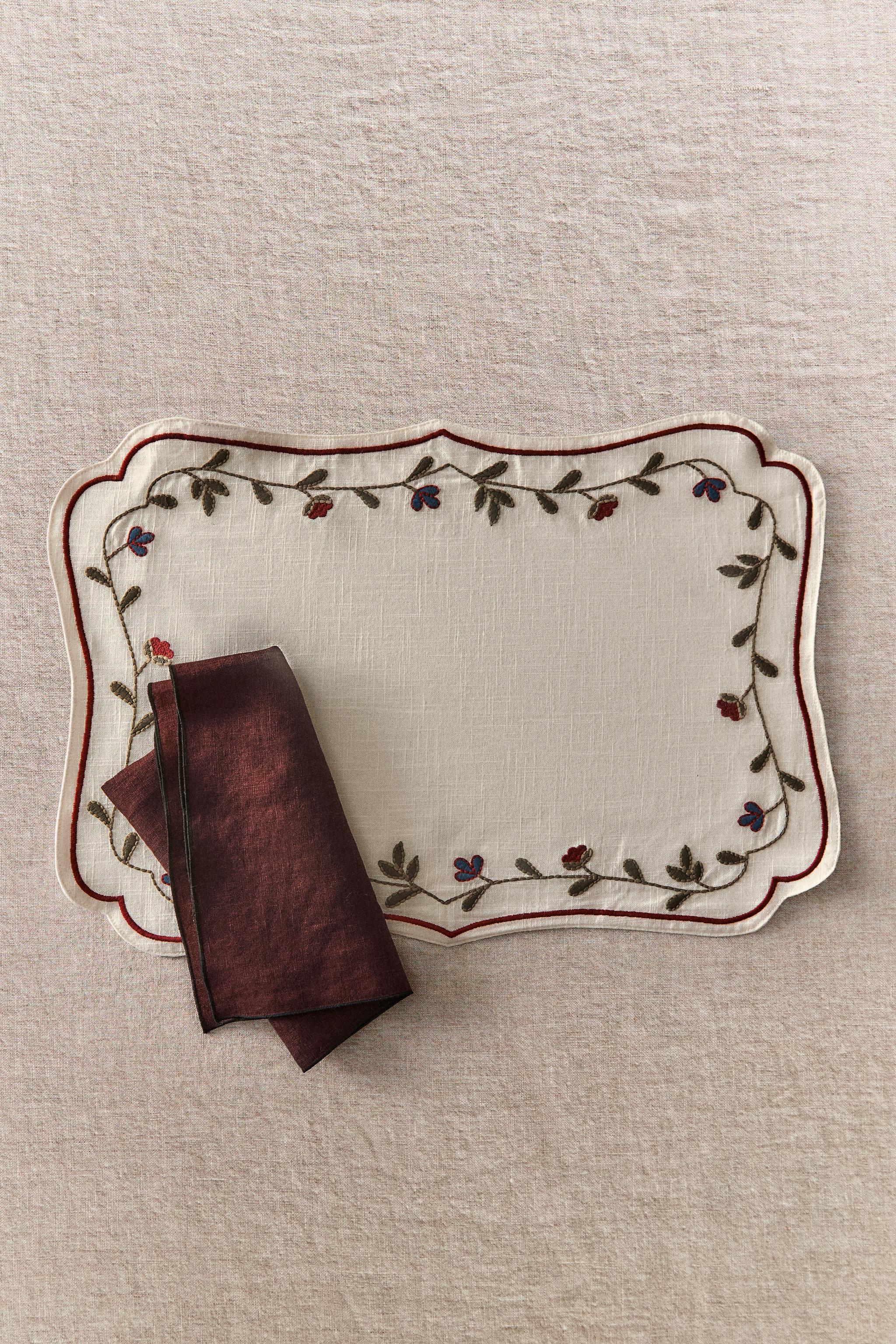 PLACEMAT WITH FLORAL EMBROIDERY